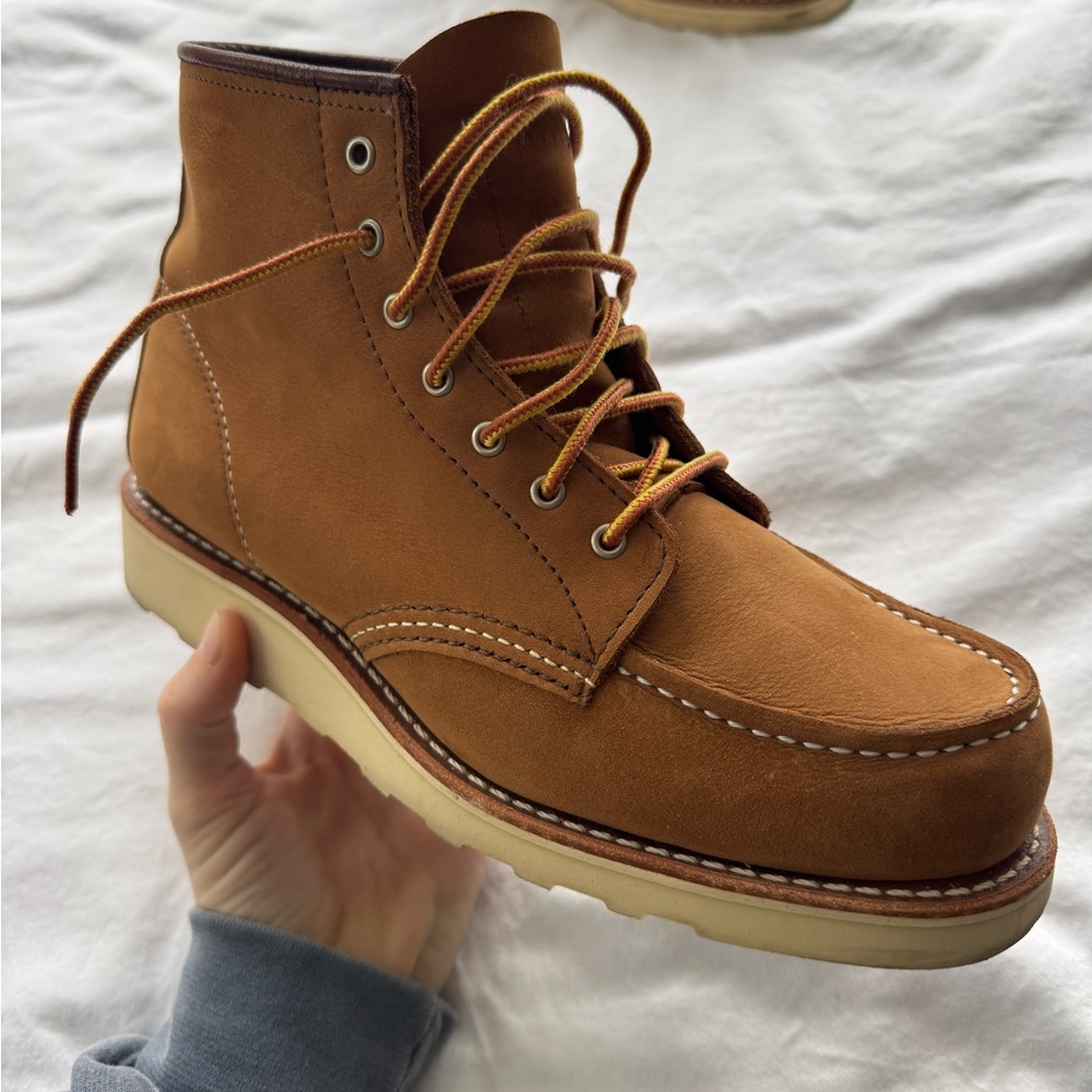 Redwing Women’s  6” Moc Toe Boot in Honey Chinook, Size 8